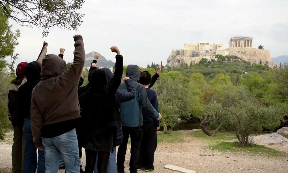 Χυδαία και προκλητική απάντηση από τους συντελεστές του «Ξεπαρθενών» για τις σκηνές σεξ στην Ακρόπολη